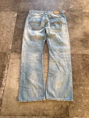 Vintage Flared Nudie Jeans - Regular Alf  - Tja! nu säljer jag mina sjukt feta regular alfs, de är i riktigt bra skick sitter som 34/34, lappen är off en hel del😅 tveka inte på att skriva ifall du har frågor🥹