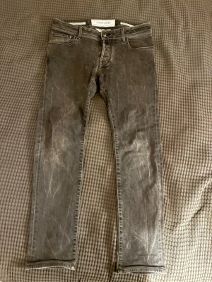 Jacob Cohën Jeans - Svarta Jacob cohen jeans som har en väldigt snygg tvätt, lagade vid skrevet men annars fint skick, modell J622, Hör av dig!😊mått kan ges 