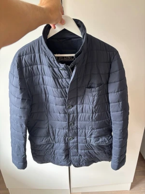 Herno dunjacka 50  - Jättefin blå Herno dun jacka av högsta kvalité från Herno i storlek M säljes. Jackan har inga defekter utan är i superfint topp skick! Grym passform och perfekt nu till hösten! Tveka inte vid minsta fråga eller fundering!
