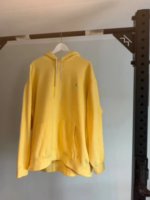 Polo Ralph lauren Gul - Ralph lauren hoodie i storlek 2 XL. Knappt använd hör av dig vid frågor pris kan diskuteras