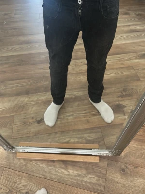 Svarta slim fit jeans - Säljer ett par svarta slim fit jeans med smal passform och klassiska fem fickor. Jeansen har normal midja och är tillverkade i ett stretchigt material för extra komfort. Perfekta för dig som gillar en enkel och stilren look.