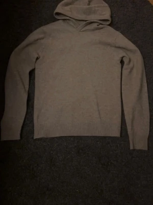 Beige merinoull hoodie  - Säljer en stilren beige hoodie från Vailent (Carlings) i mjuk merinoull. Tröjan har lång ärm, ribbade muddar och en klassisk huva. Xxs men sitter mer som en Xs/S. Köpt på carlings för 800 kr, använd cirka 10 gånger! Skriv vid minsta fundering😁