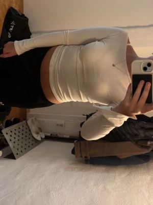 Vit långärmad croppad topp Gina Tricot - Säljer en vit långärmad croppad topp från Gina Tricot. Toppen har en tight passform och är tillverkad i mjukt bomullsmaterial. Perfekt att styla med höga jeans eller kjol för en clean och enkel look.