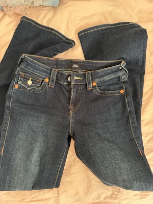 True Religion mörkblå bootcut jeans - Mid rise true religion jeans i modellen Becca. Använt 1 gång, super snygga och perfekta till hösten!!!🍁 Har vanligtvis storlek 36 och w25 passar helt perfekt på mig🥰