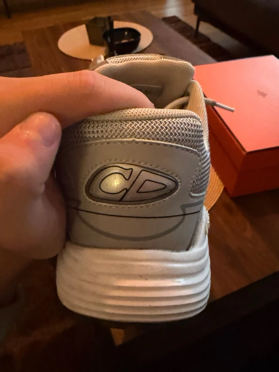 Beige sneakers med mesh och detaljer - 1
