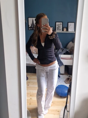 Lågmidjade linnebyxor - Säljer ett par lågmidjade linnebyxor i väldigt bra skick💕