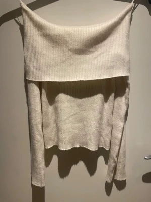 Off shoulder tröja  - Ribbstickad off shoulder tröja 