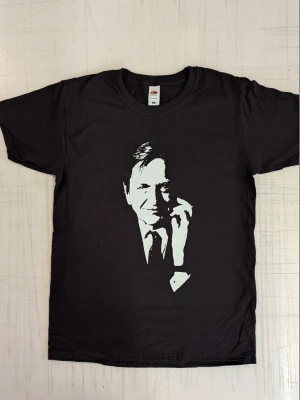 Svart t-shirt med Palme  - Storlek Smal