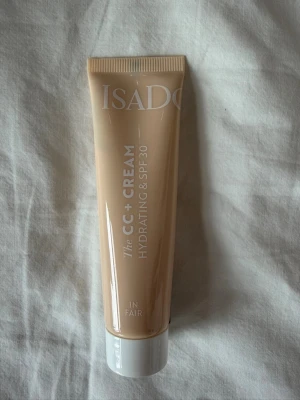 IsaDora CC+ Cream Fair SPF30 - IsaDora The CC+ Cream Hydrating & SPF30 i nyansen 1N Fair. Tuben är beige med vitt lock och innehåller 30 ml. Ger återfuktande täckning och har solskyddsfaktor 30. Vegansk, parfymfri och passar torr till kombinerad hud.