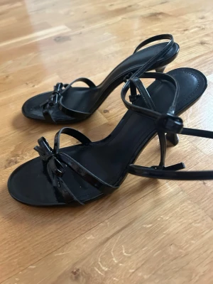 Svarta klackar  - Fina helt oanvända svarta klackar från Bershka😊Slutsålda på hemsidan (orginalpris 300 kr)               Strl 40👠