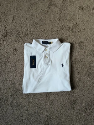 Vit pikétröja från Polo Ralph Lauren - Hej! Säljer nu denna vita polo piken ifrån Ralph lauren, endast använd 1 gång, storlek S. Pris kan diskuteras vid snabbaffär mvh 😃