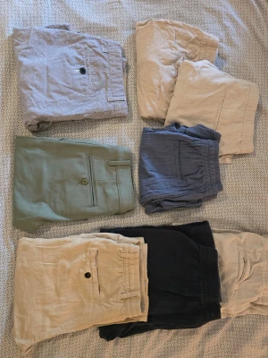 Paket 8 linnebyxor och shorts - Klädket herr med 8 plagg  Linnebyxor: 1 Selected Homme, beige, stl S 1 Zara, beige, stl S 1 H&M, blå, stl S  Shorts: 1 Ben Sherman, randig, stl 38/S 1 Perform C, grön, stl S 1 Only & Sons, blå, stl S 1 H&M, beige, stl S 1 Cubus, beige, stl M