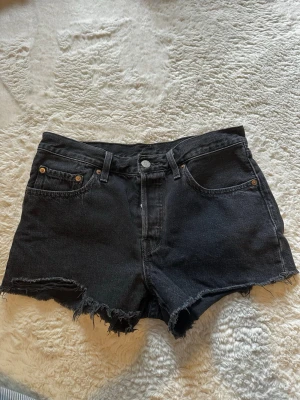 Jeansshorts  - Jeansshorts från Levi’s, mid waist med lite slitningar. Storlek är W27. Använd fåtal gånger, mycket bra skick. Går att få tvättad om så önskas. Bara att skriva om ni ha funderingar eller vill ha fler bilder!