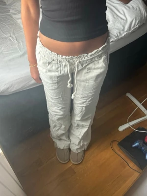 Roxy linnebyxor - Krämfärgade lågmidjade linnebyxor ifrån Roxy, aldrig använda! Lite skrynkliga då de bara legat i garderoben. Nypris 500kr💋