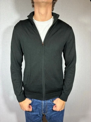 H&M kofta S - Hej och välkommen till byTorén. Detta är en kofta från H&M i storlek S med normal passform. Modell på bild är ca 182, 67kg. Plagget är i bra skick utan några defekter. Tveka inte på att höra av dig, även om det skulle vara minsta lilla;) 