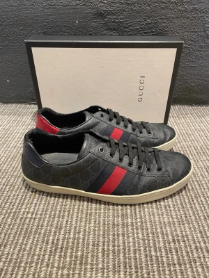 Gucci skor  - Hej, säljer nu dessa svin snygga Gucci skor. Skorna är i grymt skick!  Begränsat antal boxar och dustbag. Hör av dig vid frågor.