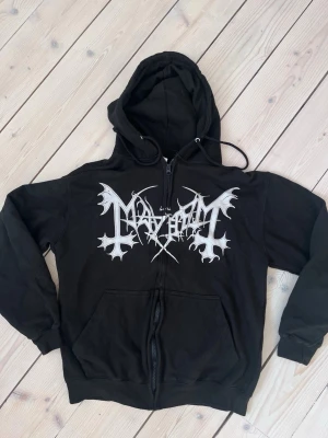 Mayhem Zip Up - Storlek S/M, snygg crop och bra kvalité