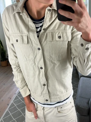 Overshirt vit  - Stilren och perfekt i alla tillfällen! Mått: A:50 B:52 C:52 D:62 (cm) Skriv vid fundering!😇🙌