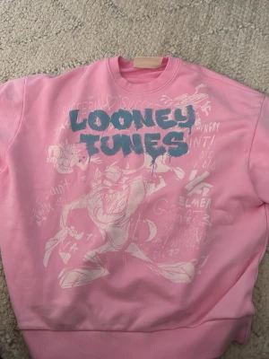 Rosa Looney Tunes sweatshirt - En splitter nya tröja från young La, säljer den för att det inte var riktigt min typ kostade 700 kr först 