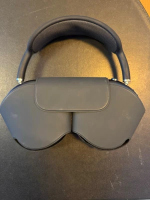 AirPods Max  - Säljer nu mina AirPods Max då jag inte har användning av de längre, fint skick, ljud och noise canceling funkar som de ska. Inköpta på POWER så digitalt kvitto fås vid eventuellt köp. Priset är inte hugget i sten, kom med bud. Hör av dig vid funderingar 🙂