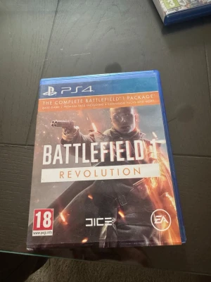Battlefield 1 Revolution PS4 spel - Battlefield 1 Revolution till PS4, ett actionfyllt förstapersonsskjutspel från EA och DICE. Spelet kommer i ett blått plastfodral med omslag och innehåller både skiva och manual. Revolution-utgåvan inkluderar expansioner och premium pass.