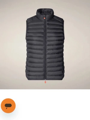 Save the duck väst - Snygg svart dunväst med quiltad design och hög krage. Västen har dragkedja framtill med orange detalj och är lätt vadderad för extra värme. Perfekt att slänga över en hoodie eller tröja när det är kyligt ute.