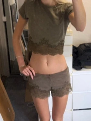 Olivgröna shorts med spetsdetaljer - Säljer ett par olivgröna shorts med snygga spetsdetaljer längs bensluten. Dom är från Zara i storlek 36, dom är stretchiga och bekväma. Prislappen är kvar 