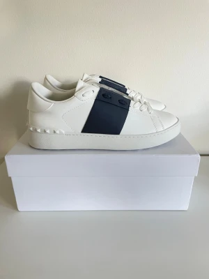 Valentino Opens - Helt nya valentino opens i storlek 41. De är vita/navy och har inga defekter alls. Har du funderingar är det bara att skriva. Priset är inte hugget i sten. 