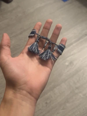 Blått dior armband - Säljer nu detta dior armband som passar perfekt till en casuell look. Färgen är marinblå och texten i polarvitt!