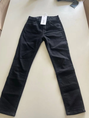 Svarta skinny jeans från Dondup - Snygga svarta skinny jeans från Dondup med klassisk femficksdesign och normal midja. Jeansen har raka ben och är tillverkade i stretchigt denimtyg för extra komfort.