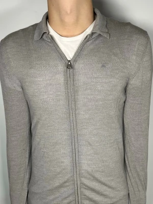 J.Lindeberg merinoull helzip - 👕 Plagg: Merinoull helzip                                                          📏 Storlek: S                                                             🏷️ Märke/Modell: J.Lindeberg                                                ✨ Skick: Fint skick                                                        💬 Vid frågor är det bara att skriva!                                                                                          🛍️ Gramenti