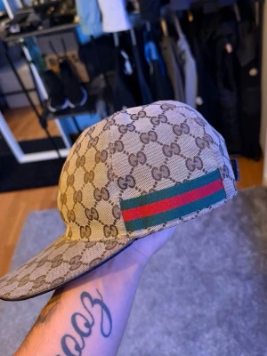 Gucci keps - äkta köpt i butik finns it kvitto och modellen går inte att köpa längre storlek 57cm/S
