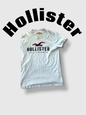 Vit Hollister t-shirt  - • Vit T-shirt från hollister.                                            • Storlek XS.                                                                  • Mycket bra skick.                                                     • Tveka inte vid frågor, Pris kan diskuteras.🤝🤗