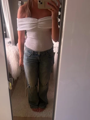 Vit offshoulder smockad topp - Trendig vit offshoulder body i storlek S från Zara