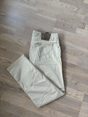 Handpicked jeans beige w35 - Superfina populära och eftertraktade Handpicked jeans i w35 säljes. 106 cm total längd och 46 cm breda i midjan. Sällsynt mocka badge och otroliga jeans! Inga hål eller fläckar i utmärkt skick och tveka inte vid minsta fråga eller fundering!