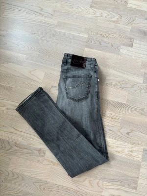 Stentvättade Jacob Cohen jeans w31 - Superfina populära och eftertraktade Jacob Cohen jeans i w31 säljes. 105 cm total längd och 40 cm breda i midjan. Sällsynt badge! Inga hål eller fläckar i utmärkt topp skick och tveka inte vid minsta fråga eller fundering!