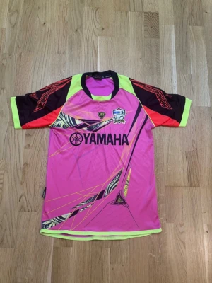 Yamaha x Thailand tröja  - Hej!  Säljer en rosa Yamaha tröja från Thailand  Inspiration av JUL tröjan Skick 9/10 Storlek medium Hör av er för mer info //