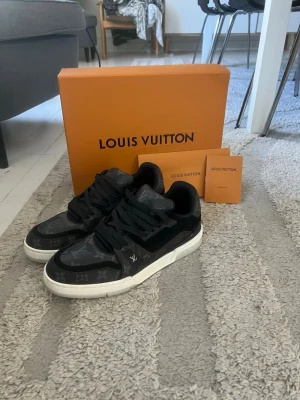 Louis Vuitton trainers - Riktigt snygga LV skor k svart colorway. Skorna är lite använda och är i storlek 42. Box och tillbehör följs med. 