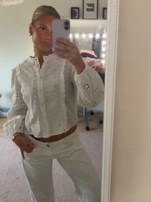 Vit blus - Snygg vit blus från Zara som tyvärr inte används längre, kan användas på båda setten ja visar på bilderna❤️