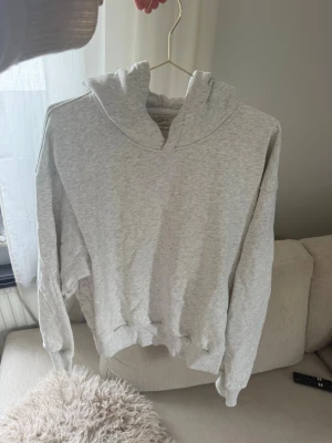 Ljusgrå hoodie från ALOBHA LABEL - Säljer en ljusgrå hoodie från ALOHA LABEL med broderad logga på ryggen. 