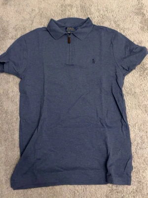 Blå pikétopp från Polo Ralph Lauren - Klassisk blå pikétopp från Polo Ralph Lauren, köpt för 1799kr. Andvänd 1 gång