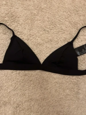 Svart triangelformad bikini överdel  - .snygg svart bikiniöverdel 
