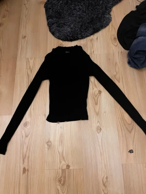 Svart långärmad polotopp - Tjaa, säljer lite kläder åt min tjej för hon varken använder det eller det passar så bättre sälja.😁