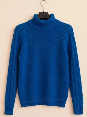 Blå polotröja Lauren Ralph Lauren preppy y2k - Snygg blå stickad polotröja från Lauren Ralph Lauren. Tröjan har ett klassiskt kabelstickat mönster på ärmarna, hög polokrage och är gjord i en mjuk blandning av bomull och akryl. Perfekt för dig som vill ha en stilren och bekväm look.