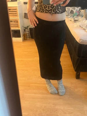 Svart långkjol - Säljer denna lång kjol som är i väldigt bra skick och sitter jätte snyggt på, säljer pågrund av att den inte kommer till användning längre, skriv om du undrar nåt💕