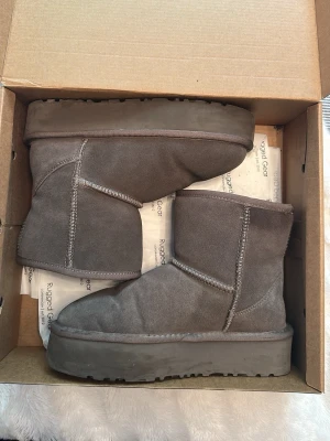 Bondi low plateau stone från Rugged Gear - Iprincip oanvända, endast testade, stl 38, inköpta för 900 säljer för 450