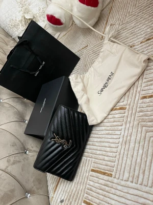 Ysl Classic Cassandre - Saint Laurent Classic Cassandre Wallet on Chain äldre modell) säljer min fina Saint Laurent Classic Cassandre Wallet on Chain i mycket bra skick. De inga problem med väskan den ser ut helt ny och jättefin, skriv för mer info eller mer bilder.