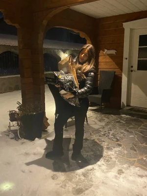 Colmar jacka  - Säljer en intill nu colmar jacka i extremt bra skick. Den är från colmar i storlek 44, ett tips är att kolla in deras storlekar då den passar mig som är en 34-36. 🌸 väldigt fin i ett glansigt material, helsvart och grå på insidan 🩷  #colmar #vinterjacka #mode #märkesjacka