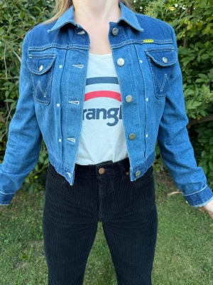 Rare! Wrangler jeansjacka Peter Max retro 70-tal storlek S - Grymmaste jeansjackan från Wrangler i samarbete med popart-konstnären Peter Max.  Aldrig använd, jag samlar på kläder och har mycket som bara hänger i garderoben för att de ar coola. Originalen från 60- och 70-talet går för flera tusen på Ebay och Etsy, ibland flera tusen dollar. Dessa från nyproduktionen 2017 går för tusenlappen. Väldigt sällsynta, kommer sällan ut på Etsy, Ebay och utländska säljsidor. Kommer nästan aldrig ut på marknaden i Sverige.