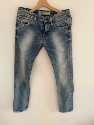 UNIKA vintage replay JETO jeans  - Rikdigt snygga och unika vintage replay jeans med slitningar och tvättade detaljer. Klassisk femficksmodell med raka ben. Jeansen har Replay-lapp bak i midjan och coola slitningar framtill för en trendig look. Som nya!